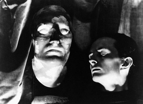 Edward James et “L’avenir des statues” de René Magritte, photographie de Norman Parkinson, 1939