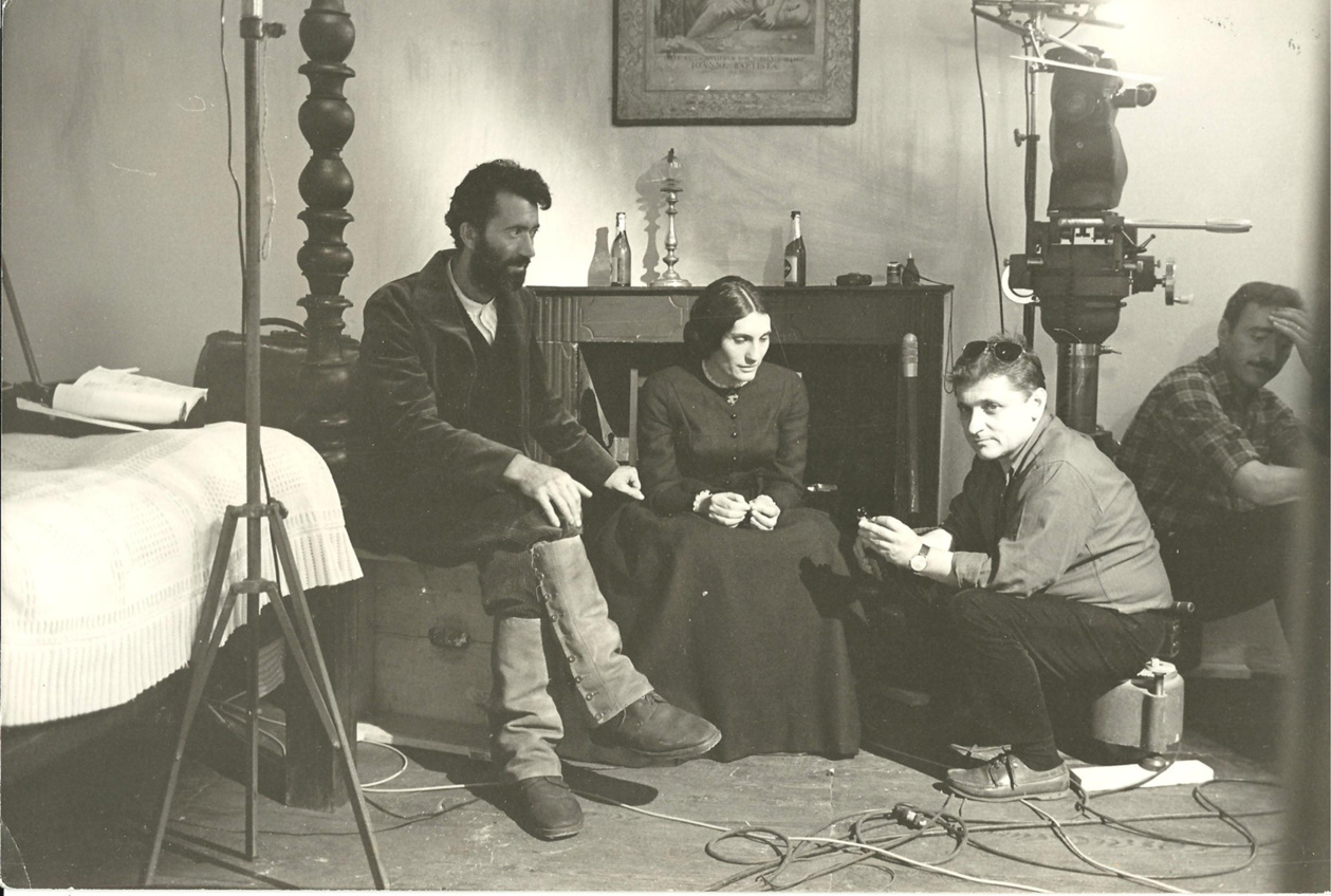 Ange Casta ert ses comédiens sur le tournage Ange Casta ert ses comédiens sur le tournage