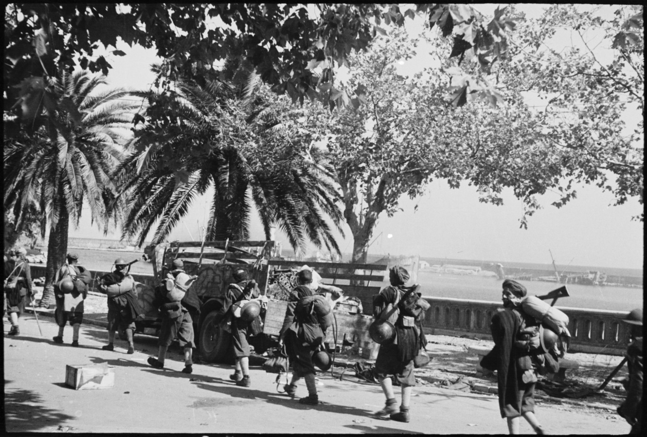 Une colonne de Tabors du 2ème GTM progresse vers le port de Bastia à la fin de l’opération « Vésuve » menée pour la libération de la Corse