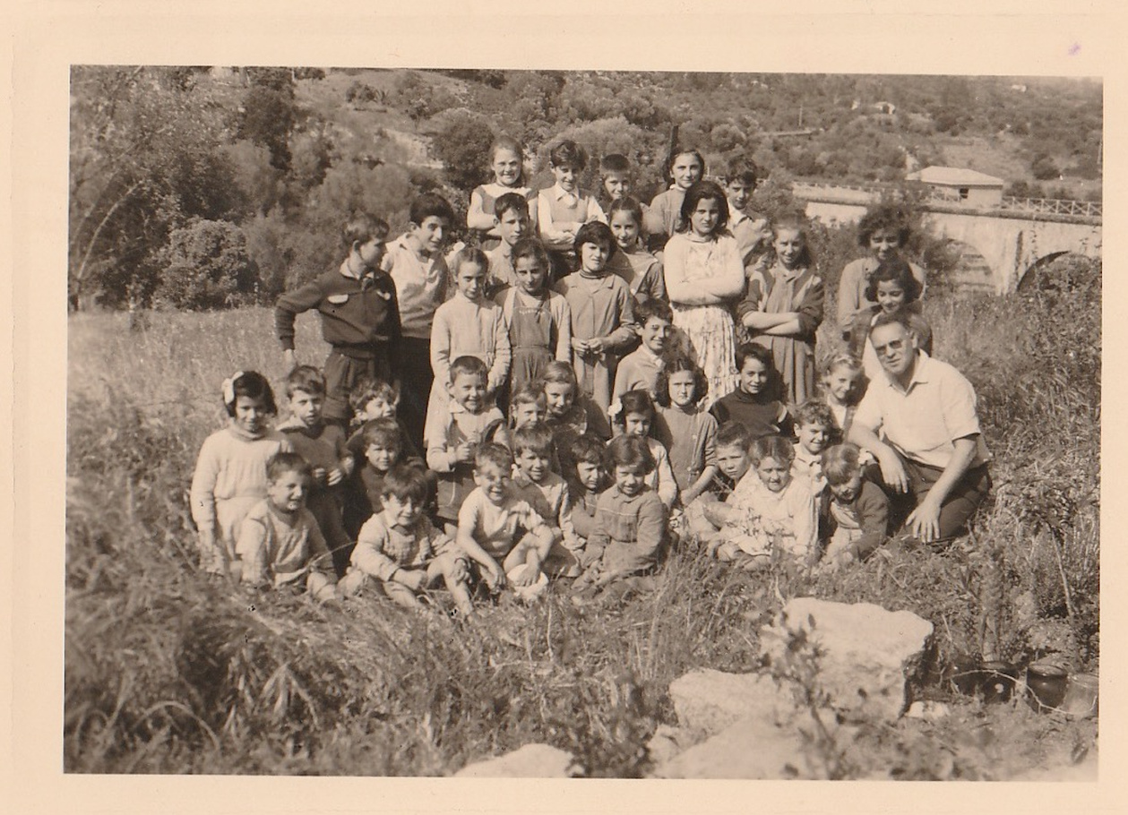 Petru Casanova cù i so elevi, in a so sala preferita: u fora Petru Casanova cù i so elevi, in a so sala preferita: u fora