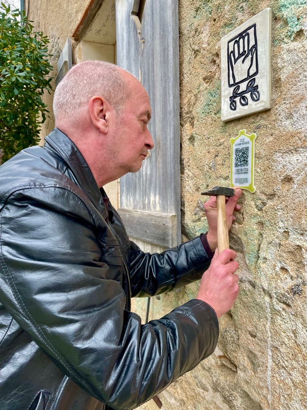 Pascal Galeazzi installant les QR Codes d’accès au Chant du Geste, Photographie de C. Boë © CC BY.