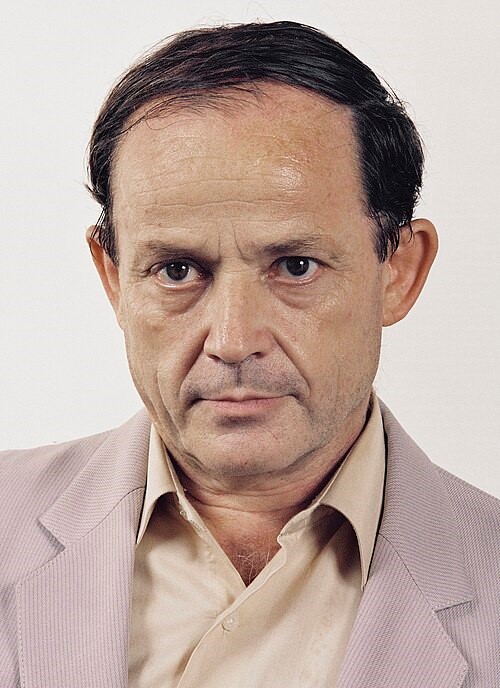 Source : https://multimedia.europarl.europa.eu/en/photo/portrait-of-mep-max-simeoni_NPC0033_Max_SIMEONI_002